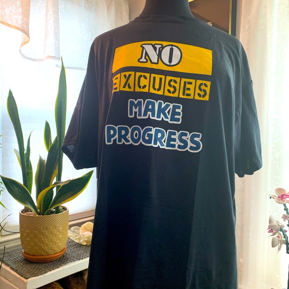 Custom Ink NWT Black Graphic T-Shirt “No Excuses Make Progress”